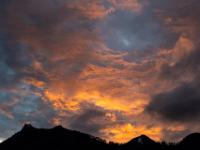Die rotorange leuchtende Wolkenwand ändert ihre Struktur